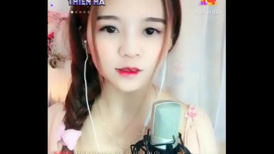 Gái xinh như thiên thần show hàng trên livestream